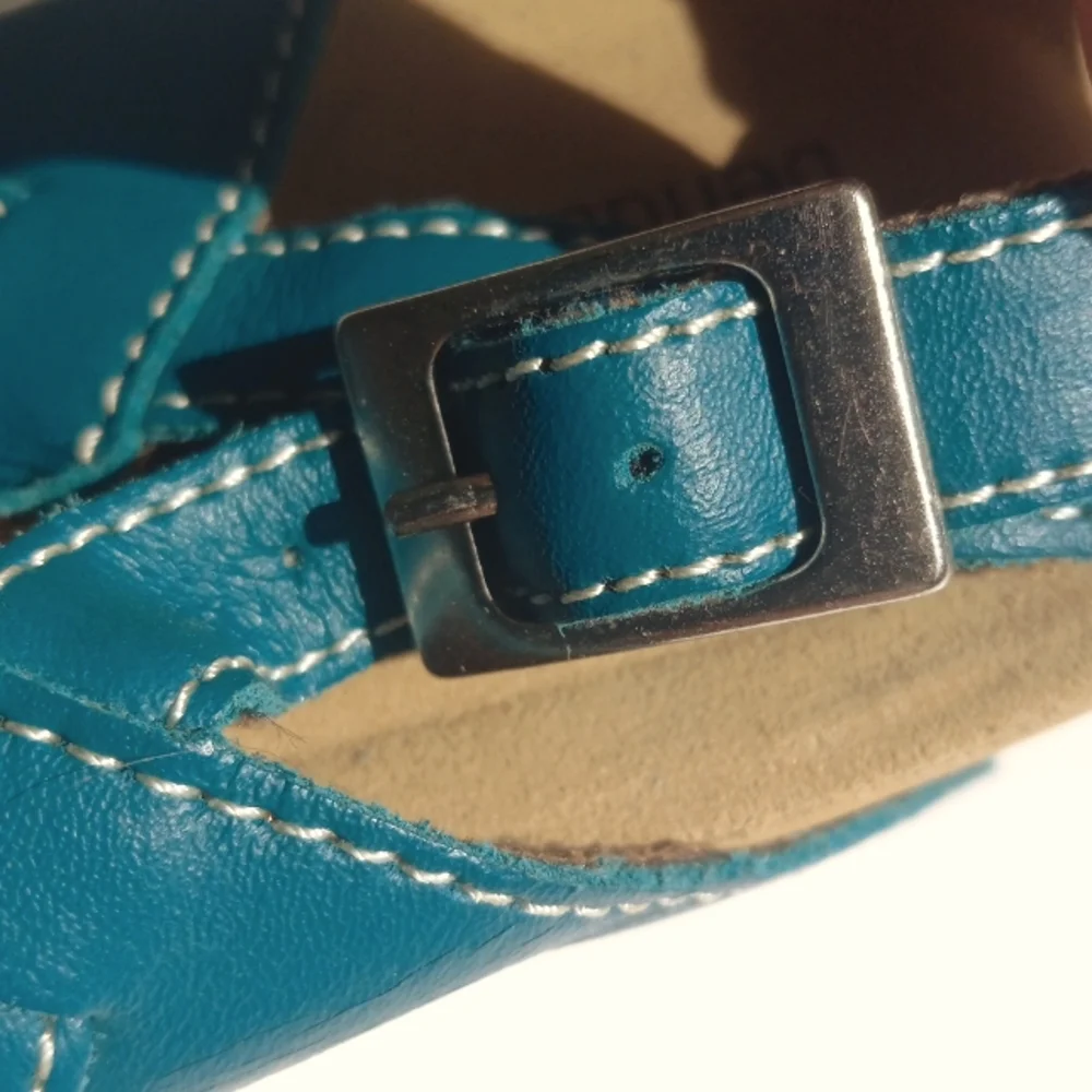 NWOT CLARKS LEATHER STRAPPY SANDALS